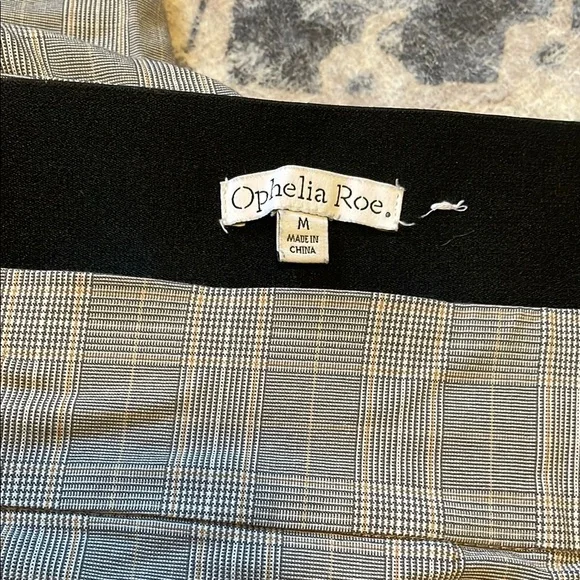 Chic Gray Plaid Women's Cropped Pants - Picture 6 of 6